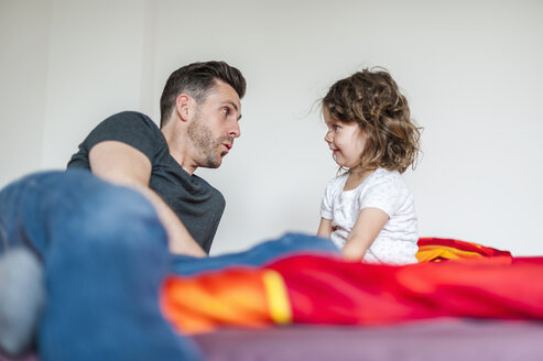 Vater und Tochter auf dem Bett - DIGF000985