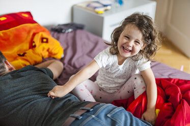 Father and happy daughter on bed - DIGF000989