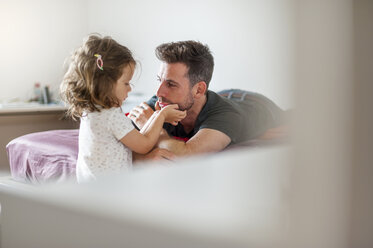 Vater und Tochter auf dem Bett - DIGF000992