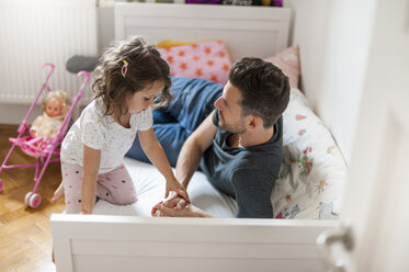 Vater und Tochter auf dem Bett - DIGF000996