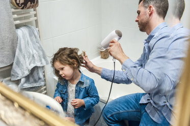 Vater föhnt die Haare seiner Tochter - DIGF001002