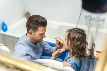 Father brushing girl's teeth - DIGF001003