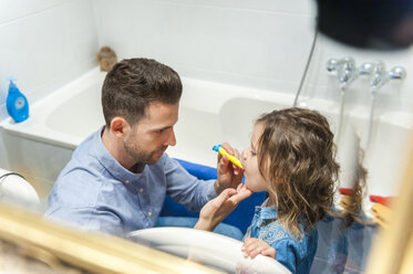 Vater putzt Mädchen die Zähne - DIGF001003