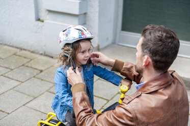 Vater und Tochter mit Fahrradhelm - DIGF001004