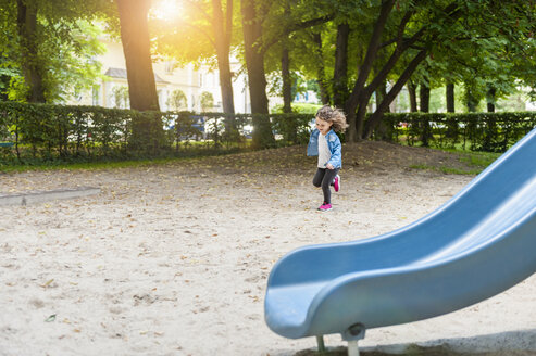 Mädchen läuft auf Spielplatz - DIGF001007