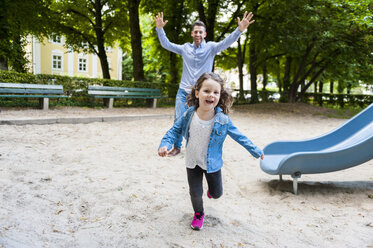 Vater läuft mit Tochter auf Spielplatz - DIGF001009