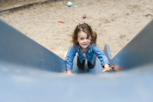 Mädchen auf Spielplatzrutsche - DIGF001012