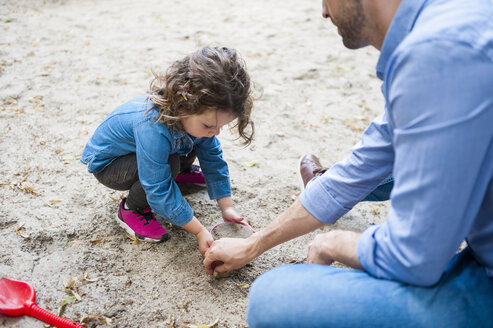 Father playing with daughter in sandbox - DIGF001014