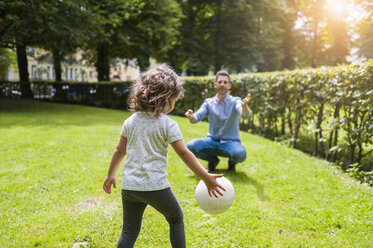 Vater und Tochter spielen mit Ball im Park - DIGF001022