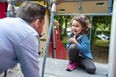 Vater mit Tochter auf Spielplatz - DIGF001025