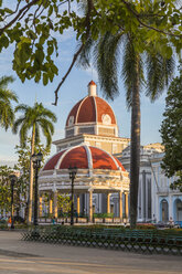 Kuba, Cienfuegos, Blick auf den Pavillon Glorieta im Jose Marti Park - MAB000381