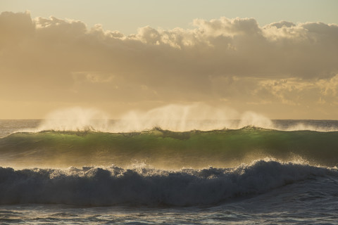 Australien, New South Wales, Tasmanisches Meer bei Sonnenaufgang, Wellen, lizenzfreies Stockfoto