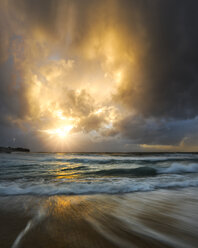 Australien, New South Wales, Sydney, Strand bei Sonnenuntergang - GOAF000010