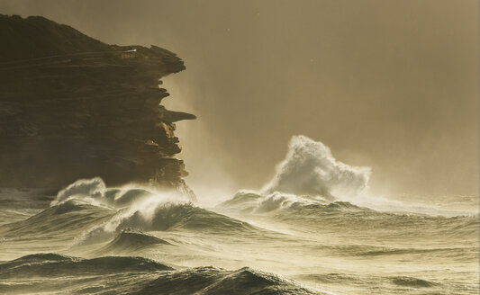 Australia, New South Wales, Rock formation and surf - GOAF000013