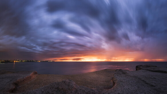 Australien, New South Wales, Maroubra, Küste bei Sonnenuntergang - GOAF000014