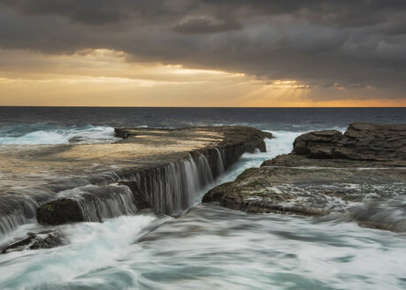 Australia, New South Wales, coast in the evening - GOAF000017