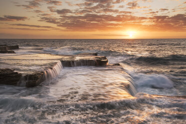 Australien, New South Wales, Maroubra, Küste bei Sonnenuntergang - GOAF000020