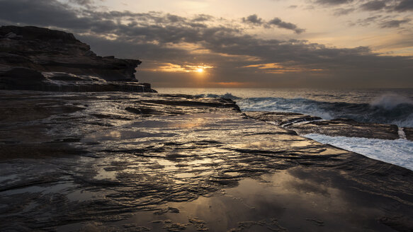 Australien, New South Wales, Maroubra, Küste am Abend - GOAF000025