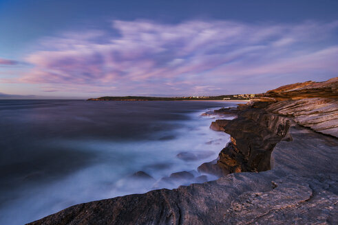 Australien, New South Wales, Maroubra, Küste am Abend - GOAF000032