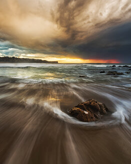 Australia, New South Wales, Maroubra, beach in the evening - GOAF000038