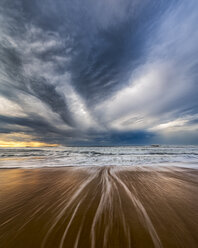 Australien, New South Wales, Sydney, Tasmanisches Meer, Strand, dramatischer Himmel - GOAF000043