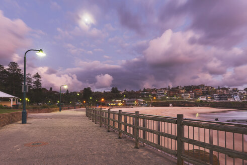 Australien, New South Wales, Tamarama, Strandpromenade am Abend - GOAF000044