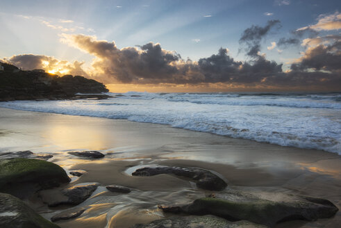 Australien, New South Wales, Tamarama, Strand bei Sonnenuntergang - GOAF000046