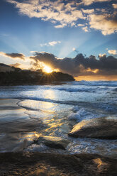 Australien, New South Wales, Tamarama, Strand bei Sonnenuntergang - GOAF000047