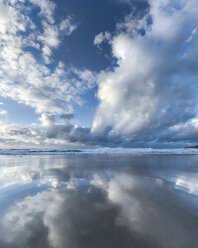 Australia, New South Wales, Sydney, Tasman Sea, beach and clouds, mirrored - GOAF000048