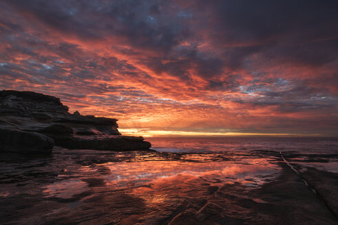 Australia, New South Wales, Maroubra, beach in the evening - GOAF000053