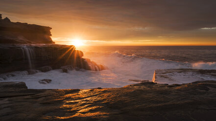 Australien, New South Wales, Maroubra, Felsenküste bei Sonnenuntergang - GOAF000054