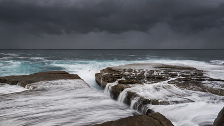 Australien, New South Wales, Clovelly, Shark Point am Abend, dunkle Wolken - GOAF000056