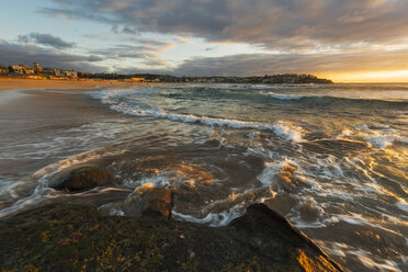 Australien, New South Wales, Bondi, Strand am Abend - GOAF000057