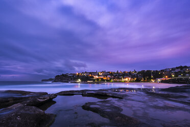 Australien, New South Wales, Sydney, Bronte Beach und Coogee im Hintergrund am Abend - GOAF000059
