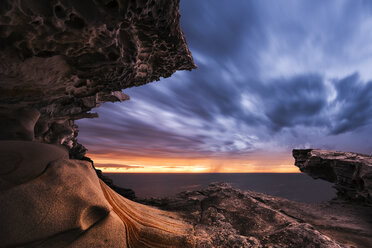 Australien, New South Wales, Felsformation und dramatischer Himmel bei Sonnenuntergang - GOAF000061