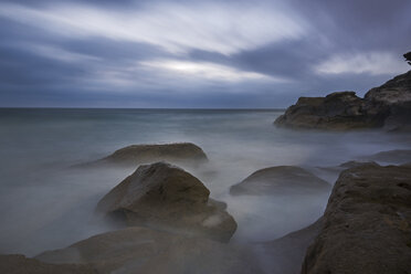 Australien, New South Wales, Tamarama, Strand am Abend - GOAF000064