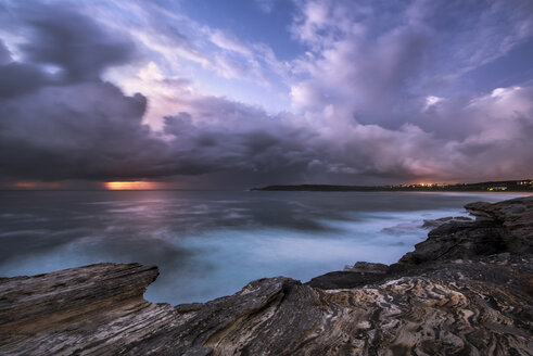 Australia, New South Wales, Maroubra, beach in the evening - GOAF000065