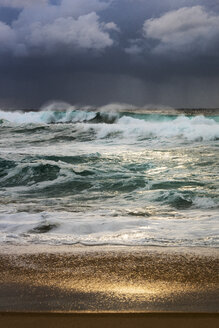 Australien, New South Wales, Maroubra, Strand am Abend - GOAF000068