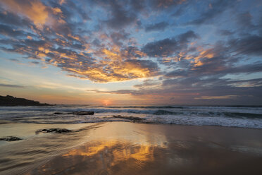 Australia, New South Wales, Maroubra, beach in the evening - GOAF000070