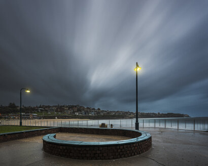 Australien, New South Wales, Tamarama, Bank und Strand, dramatische Wolken am Abend - GOAF000075