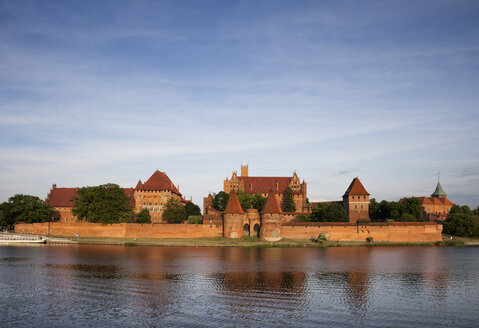 Polen, Burg Malbork am Fluss Nogat - ABO000101