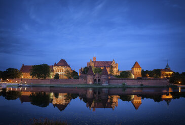 Poland, Malbork Castle at River Nogat at night - ABO000103