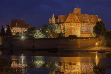 Poland, Malbork Castle at River Nogat at night - ABO000104