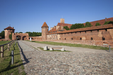 Polen, Burg Malbork, Straße und Gasse entlang der Mauern - ABO000105