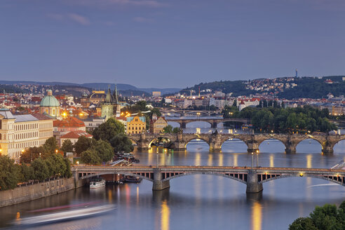 Tschechische Republik, Prag, Altstadt, Fluss Vlatva, Karlsbrücke und Altstädter Brückenturm am Abend - GFF000735