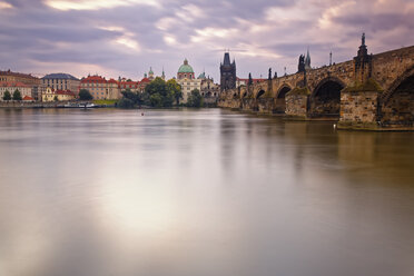 Czech Republic, Prague, Old town, Vlatva river, Charles Bridge and Old Town Bridge Tower in the evening - GFF000737