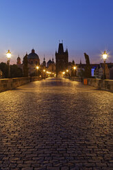 Tschechische Republik, Prag, Altstadt, Karlsbrücke und Altstädter Brückenturm am Abend - GFF000738