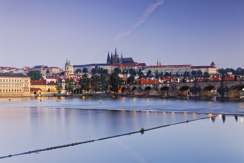 Tschechische Republik, Prag, Altstadt, Karlsbrücke, Prager Burg und Veitsdom, Vlatva Fluss am Abend - GFF000739