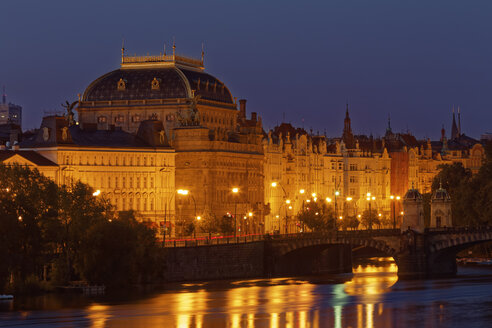 Tschechische Republik, Prag, Nationaltheater bei Nacht - GFF000742