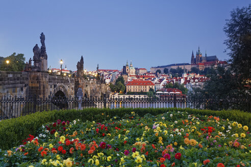 Tschechische Republik, Prag, Karlsbrücke, Fluss Vlatva, Prager Burg und St. Veitsdom - GF000743